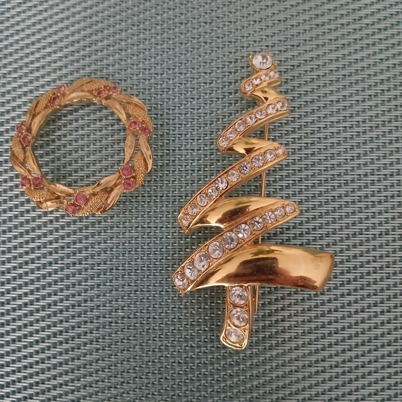 Two christmas brooches tree and wreath - Picture 1 of 2